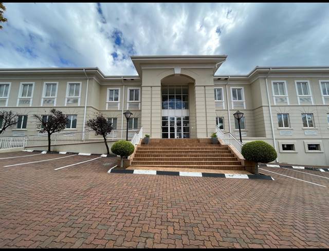 2,415M² OFFICE FOR SALE IN BRYANSTON